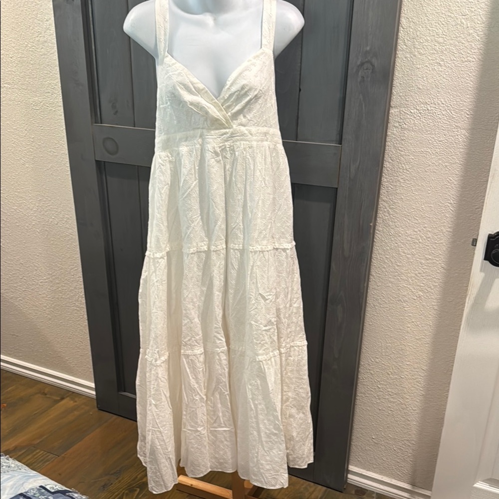 White Maxi Dress with Sweetheart Neckline and Cap Sleeves